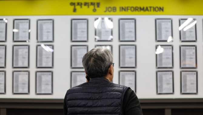 복지관 안 다니면 알 수 없어…'그들만의 리그'된 노인 일자리