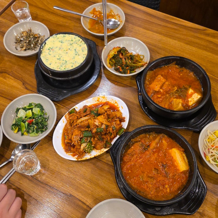  [청담 현대정육식당] 늦게까지 하는 밥집: 김치찌개와 제육볶음 - 식당/메뉴