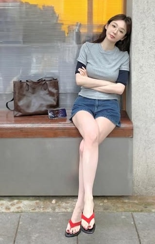 강민경 가방, "이게 진짜 꾸안꾸지" 보부상들도 정착한 '30만원대' 백의 반전