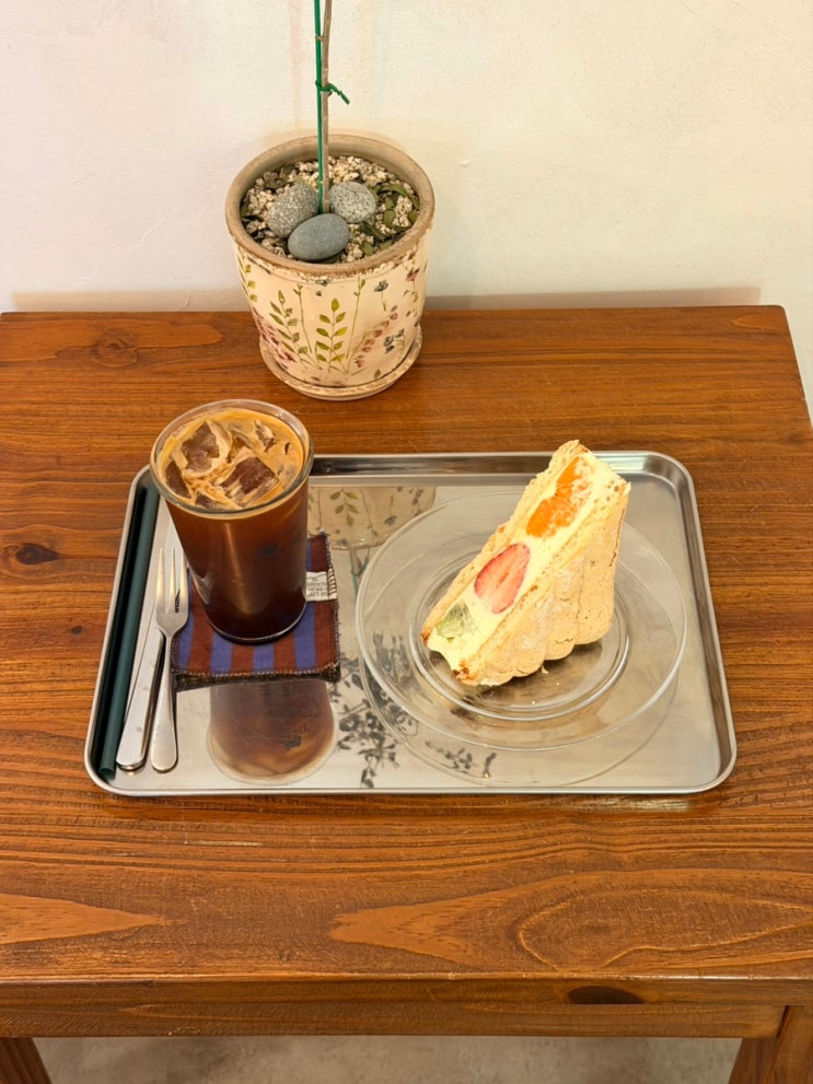  부산 사직 카페 다쿠아즈산도 맛집 다정