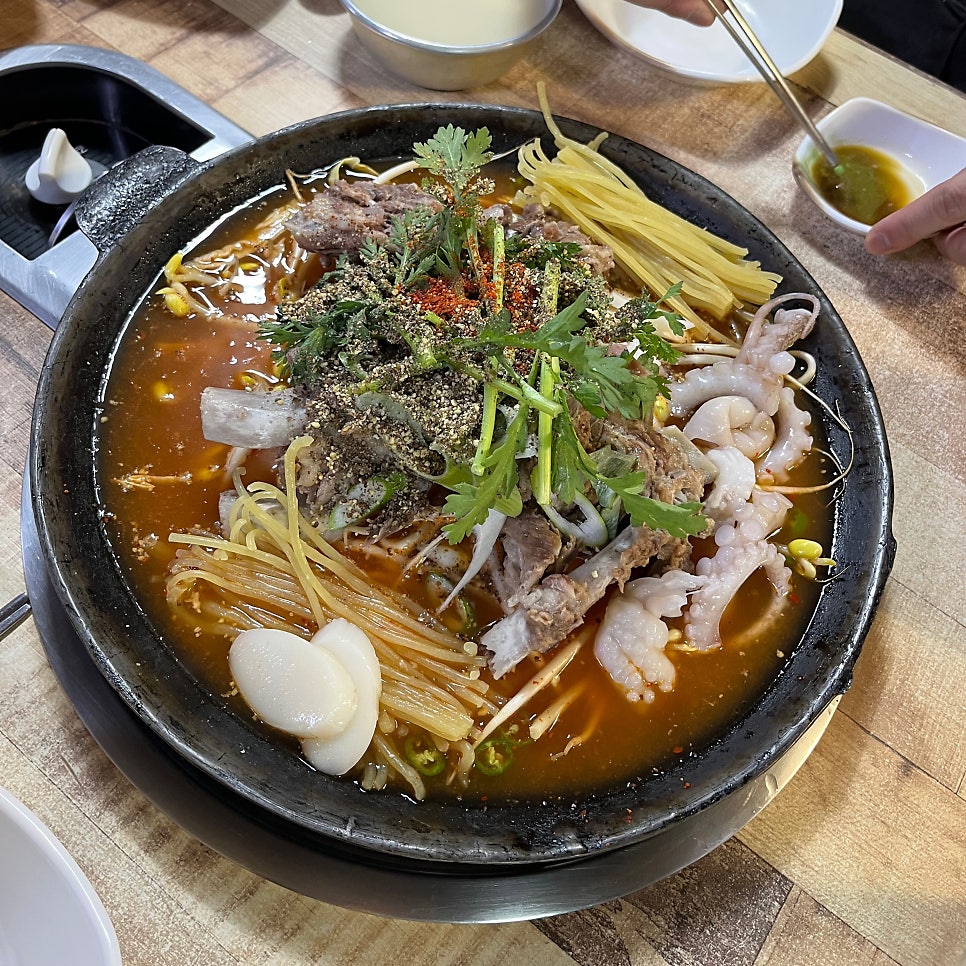 옛날솥뚜껑감자탕 사진 1