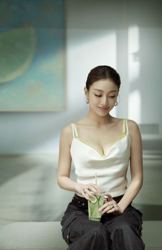  비너스의 뮤즈로 변신한 트와이스 지효, 언더웨어 화보 화제
