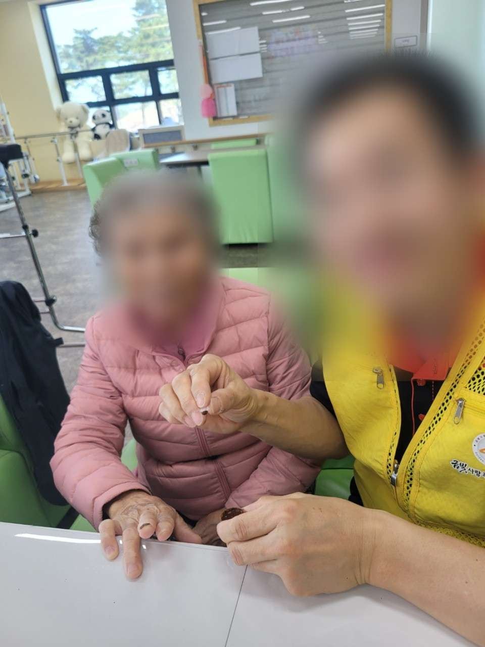 보령시데이케어센터 금빛사랑주야간보호센터 봉숭아물들이기 이미용서비스