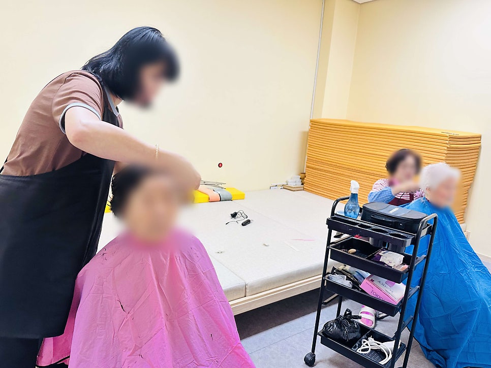 보령시데이케어센터 금빛사랑주야간보호센터 봉숭아물들이기 이미용서비스