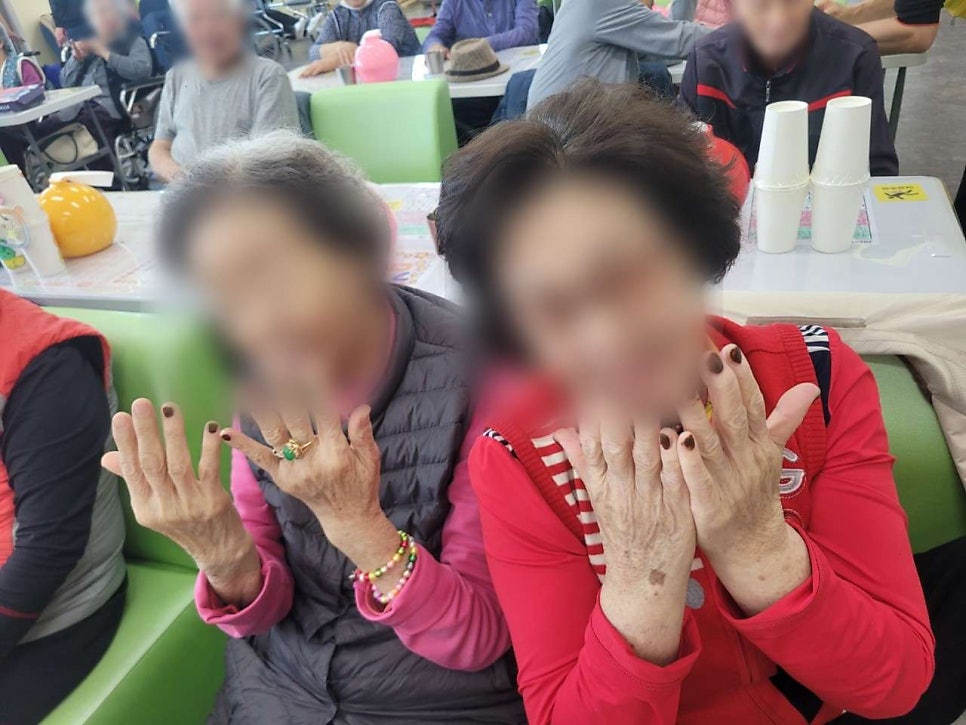 보령시데이케어센터 금빛사랑주야간보호센터 봉숭아물들이기 이미용서비스