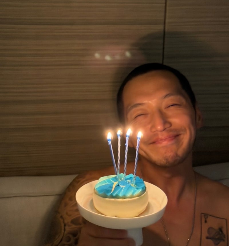 변요한, '♥티파니'와 결혼 후 맞은 첫 생일에 미소 가득…반전 거대 타투에 '깜짝'