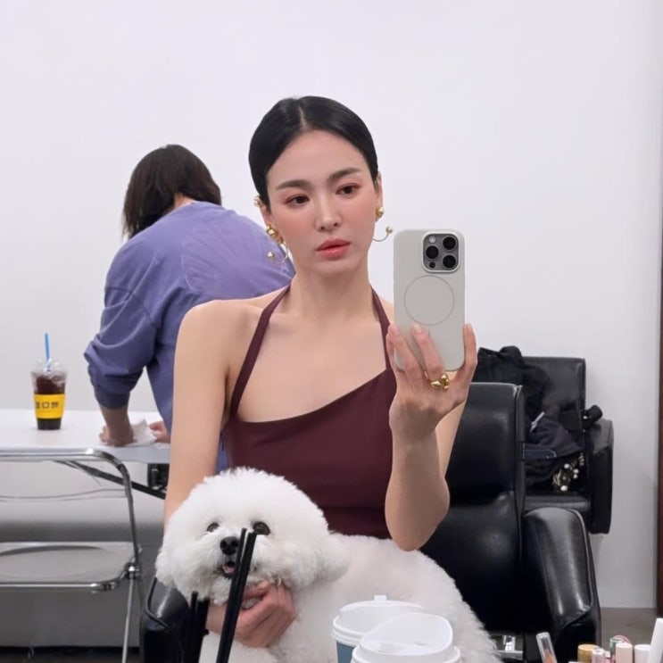  송혜교, 아랍 미녀 비주얼로 반려견과 고혹미 발산