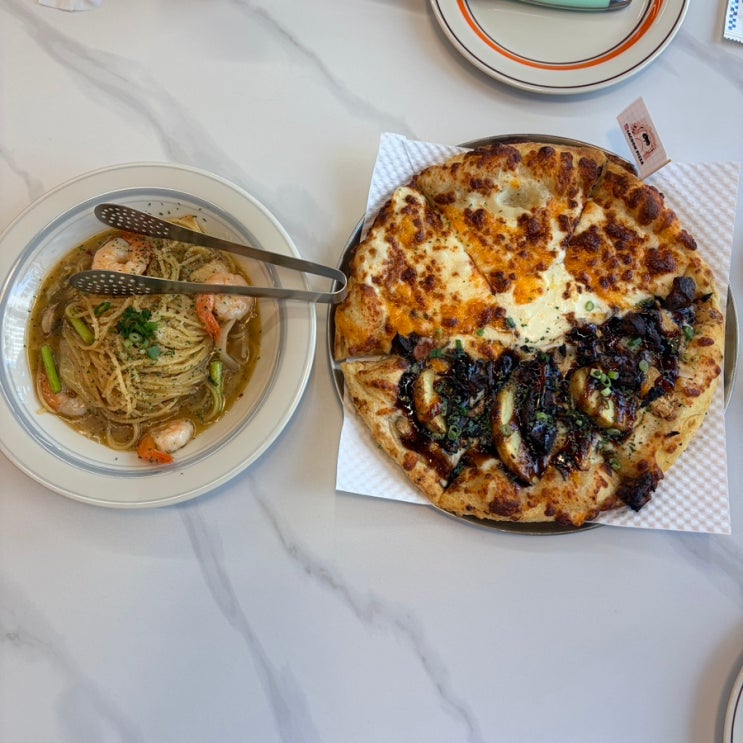  거여 맛집 / 매일 직접 반죽하는 솔티드버터 도우 서울 3대 피자맛집 [ 라쿤피자 거여직영점 ]