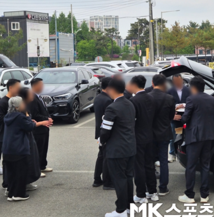   배우 박동빈 발인식 현장 속 아내 이상이 오열에 모두가 울컥한 이유
