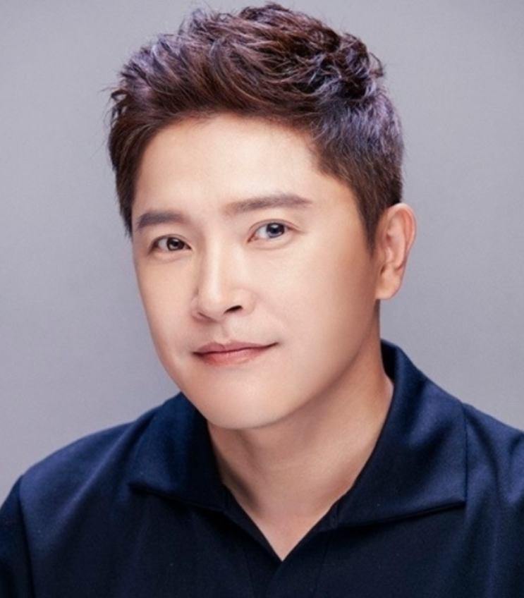   배우 안재모 눈물로 지킨 박동빈 빈소 속 숨겨진 의리와 마지막 약속