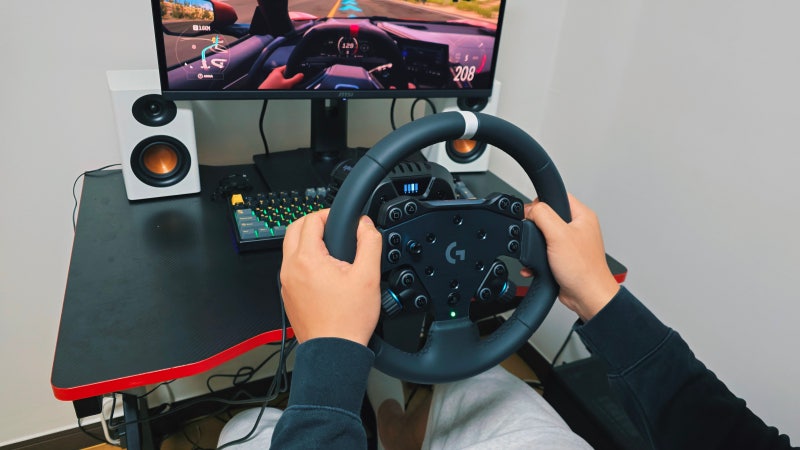 로지텍 RS50 레이싱 휠로 즐기는 F1 25와 포르자 호라이즌 5 스펙 후기 사용감