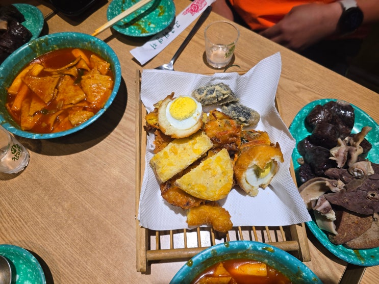  [춘천 맛집] 늦게까지 문 여는 찐 분식 맛집 발견! '거두분식'에서 떡볶이에 소주 한잔 어때요? ️