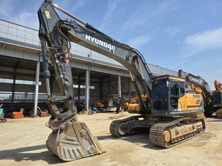  현대 HX300A 2021년식 회전라인 10 궤도형 중고굴삭기