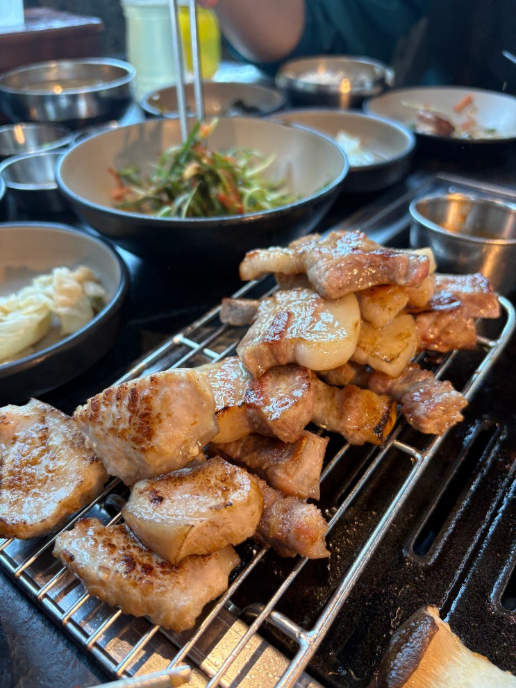  서귀포 흑돼지 맛집 화산 제주신화월드점:) 두툼한 삼겹살 맛있게 구워주는 고깃집