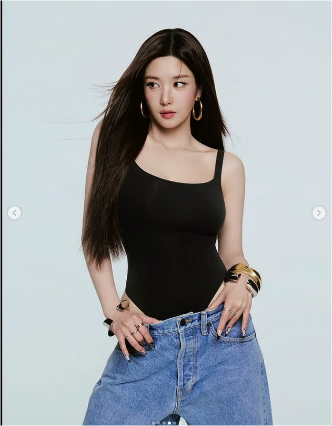 권은비, 바디수트 화보로 재확인된 독보적 비율과 존재감