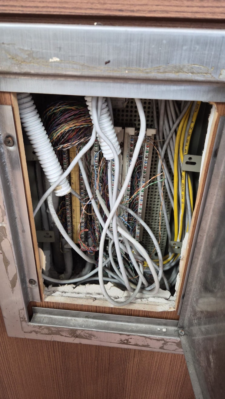  [현장 기록] 뒤엉킨 단자함에서 통합 네트워크까지, 사무실 랜공사 통신실 재정비 및 KT FTTH 인입