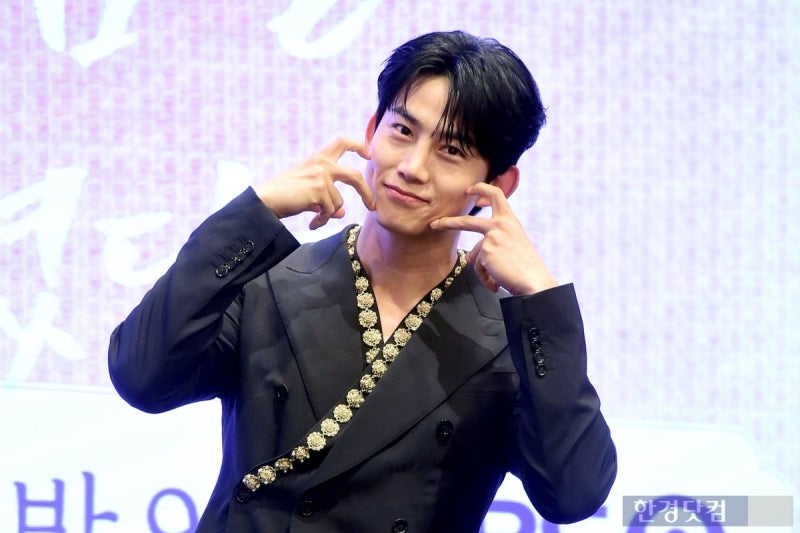 "닉쿤 맞아?" 옥택연 결혼식에서 포착된 2PM 멤버들의 충격적인 미모