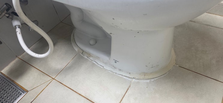  청라 제일풍경채 1차    갈라지고 깨진  변기 백시멘트 재시공 후기