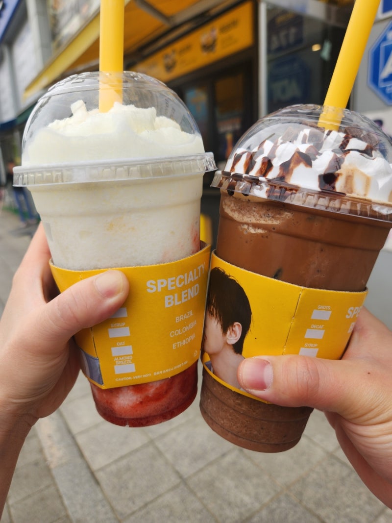 컴포즈 커피 모카자바칩프라페&   딸기요거트스무디 후기
