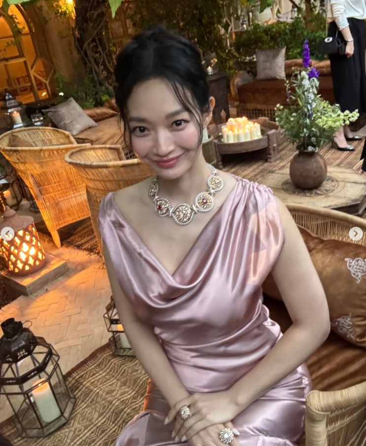  신민아 모로코에서 황금골반 라인 뽐낸 핑크 드레스 화제!