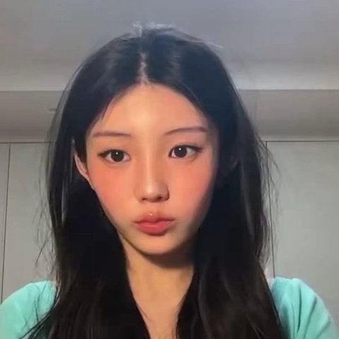 ILLIT Wonhee's Disappearing Chubby Cheeks: Fan Reactions to Her Before and After Transformation
