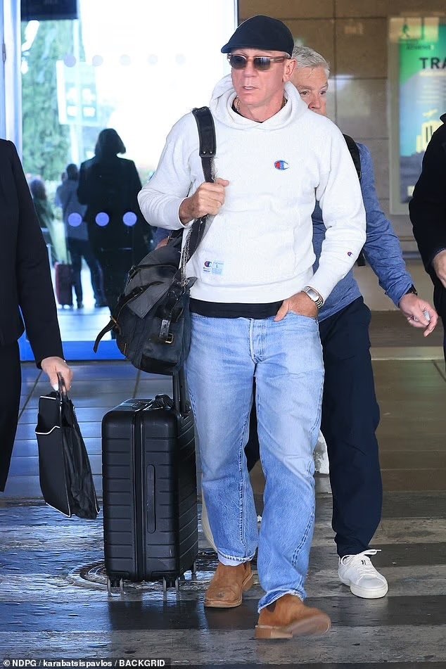 “다니엘 크레이크” at 아테네 국제 공항