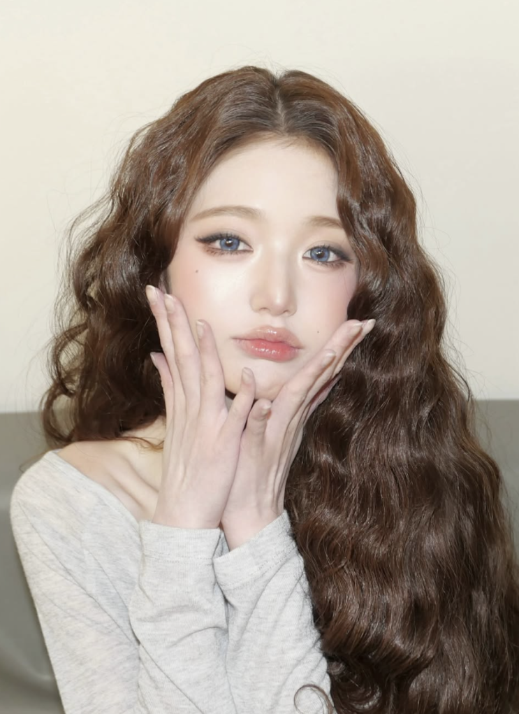  [셀럽패션] 장원영 뭐야 초코와플 들고 또 레전드 찍어버림