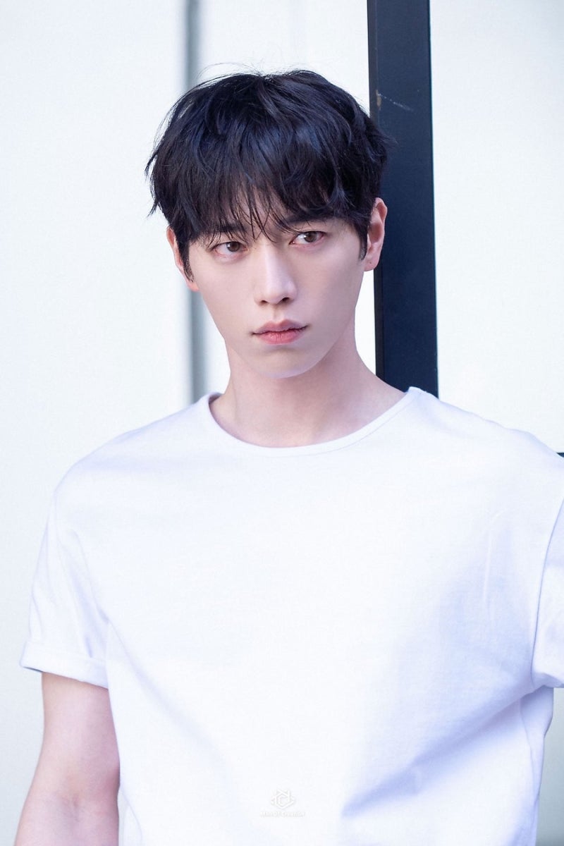 AI 비주얼 아닌가요? 눈동자 색까지 사기인 얼굴천재 서강준 최근 화보 근황