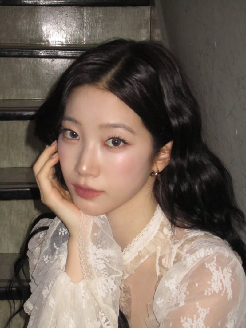 알고보니 르세라핌 카즈하? 수지 닮은꼴 난리난 레이스블라우스