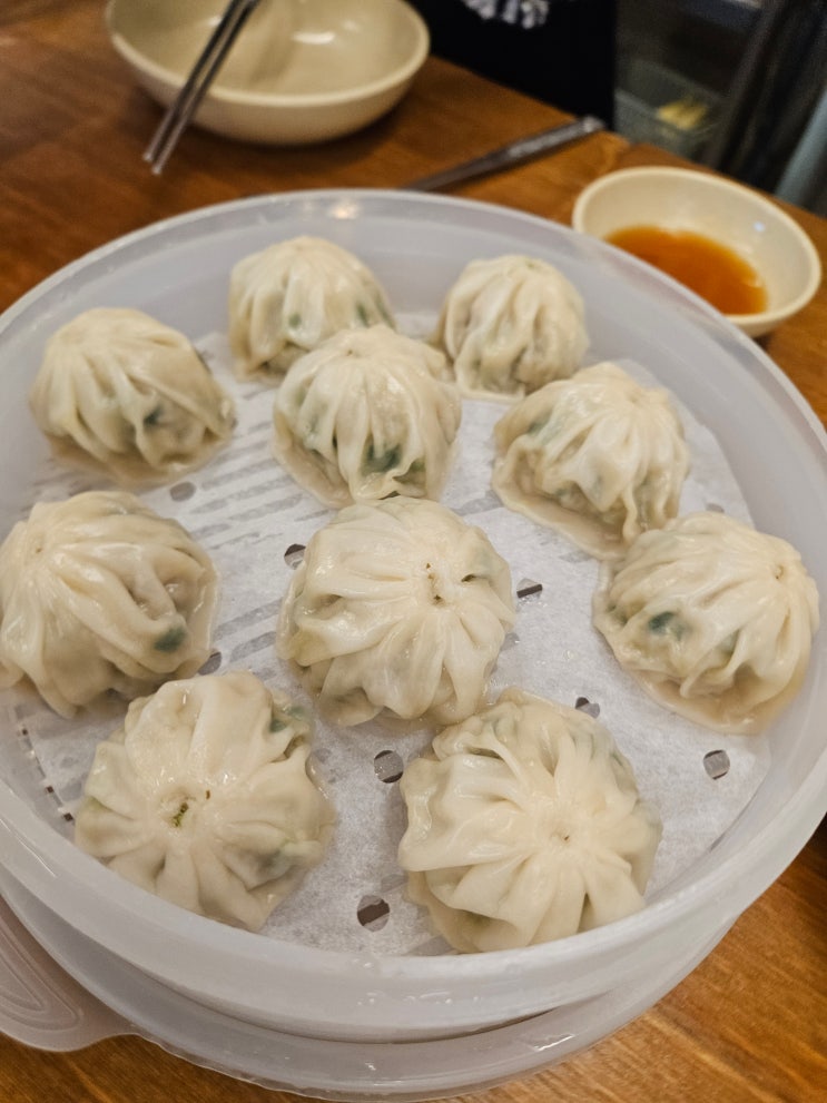  [서울/명동/찐맛집] 무조건 한번은 드셔보세요! 왜 긴줄 서서 먹는지, 인생 칼국수와 만두 그리고 마늘 김치의 환상 조합, 명동교자