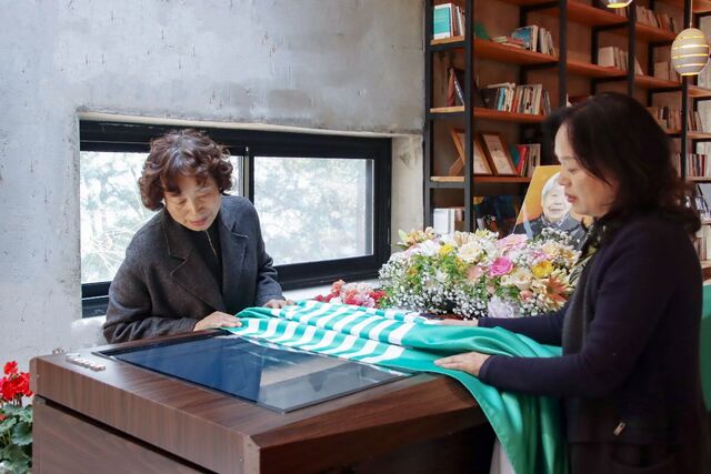 이상한 장례식, 그러나 가장 진실한 배웅