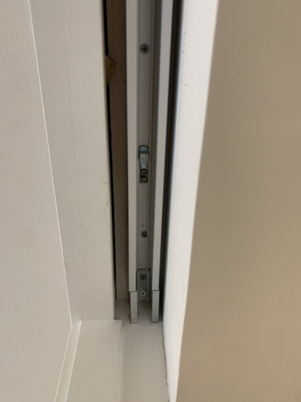 강남 슬라이딩 도어 수리│문 쾅 닫히던 집 도어 교체 없이 해결했어요