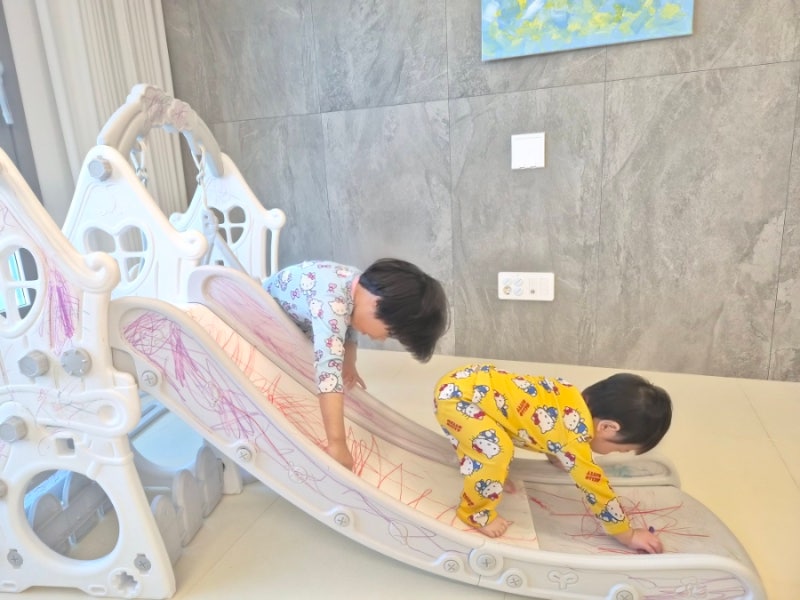[실내 미끄럼틀 낙서 지우기] 크레용, 색연필 낙서 깨끗이 지우는 방법