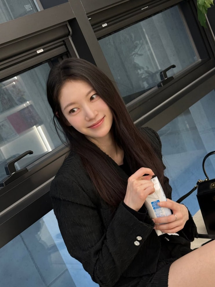  한복 미인 공승연, 페라가모 시티룩 변신으로 보여준 트위드 셋업 패션
