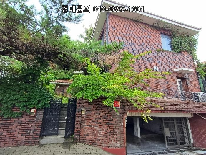  서울 서초구 서초동 서일초등학교 인근, 대로변 접한 넓은 대지 단독주택 경매 물건의 미래 가치 분석 2024-114251