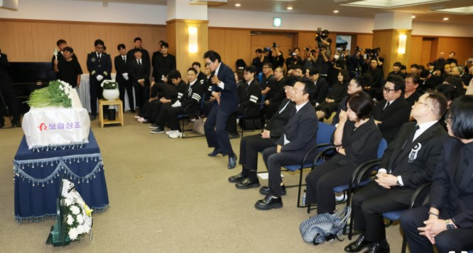  영정 앞 춤추고 노래하고..."슬픔 해소하는 방법" 장례 문화도 바뀐다