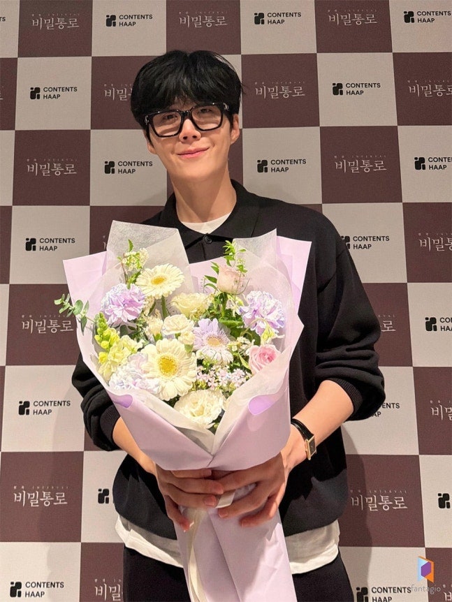 김선호, 연극 ‘비밀통로’ 마지막 무대서 결국 울컥…3개월 열연 끝 뜨거운 박수 쏟아졌다