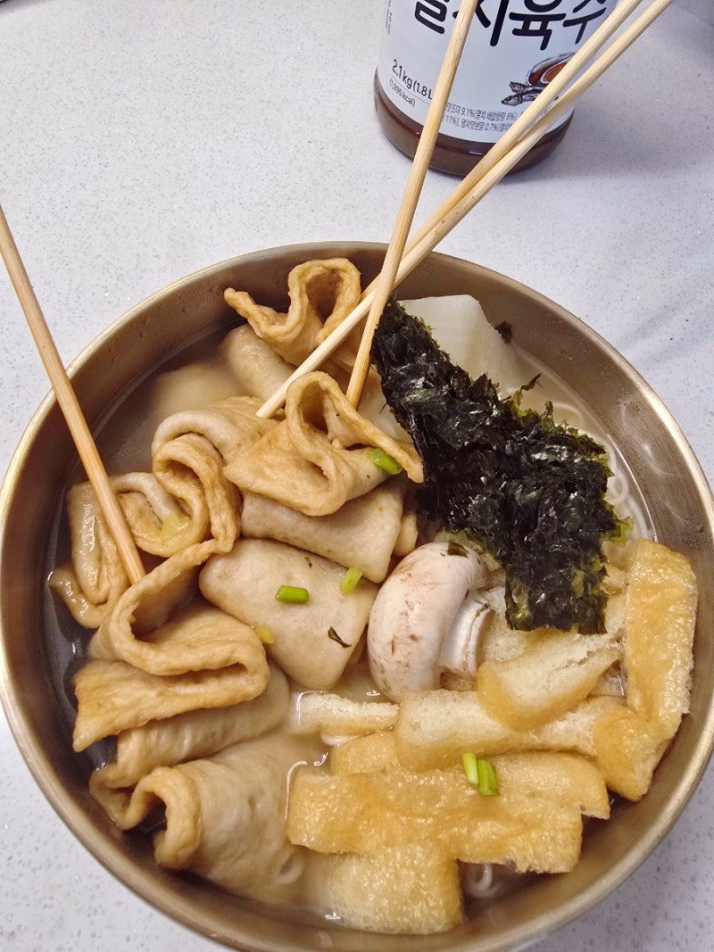 '감칠맛 폭발!' 면사랑 멸치육수로 완성한 꼬치어묵 국수 만들기