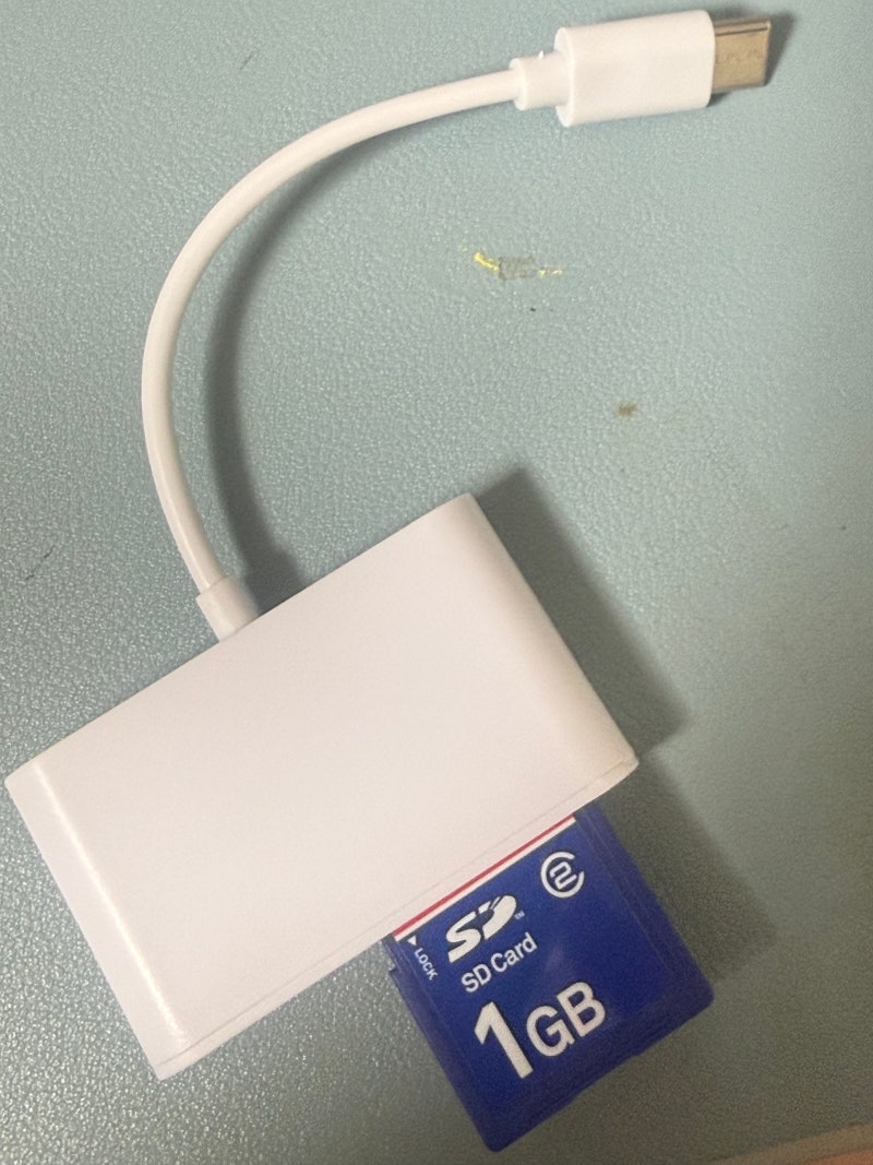 디카 사진 핸드폰으로 옮기려다 멘붕… SD카드 리더기 필수입니다