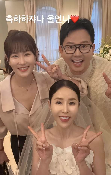   김지민 김준호 부부의 특급 의리! 코요태 신지 결혼식 현장 포착