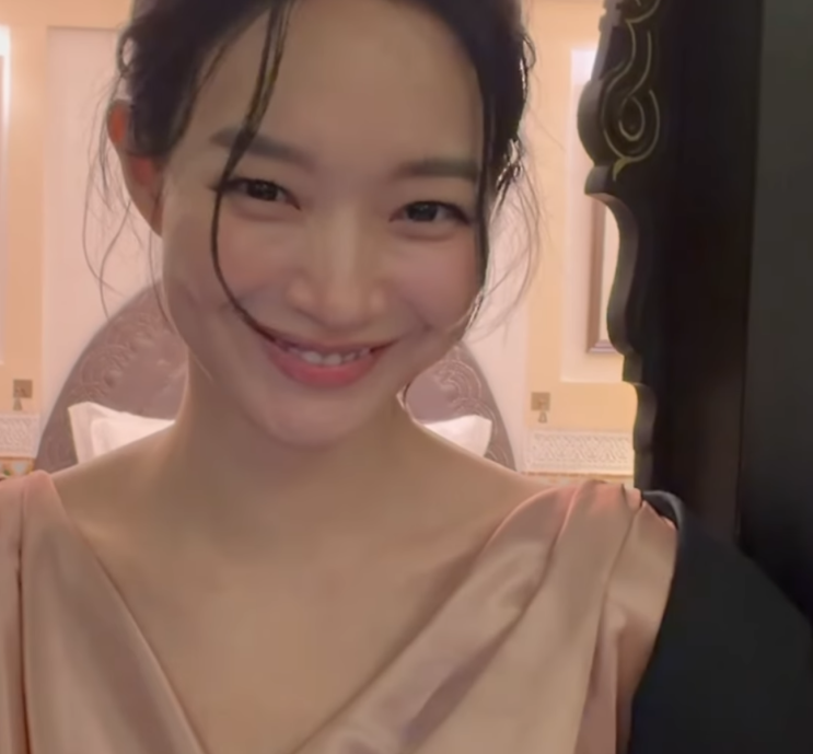  신민아님, 일상 속 화보 공개 클래식한 매력에 모두 반했어요!
