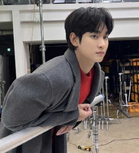   배우 김수현 성수동 포착! 수척해진 모습 뒤에 숨겨진 안타까운 진실