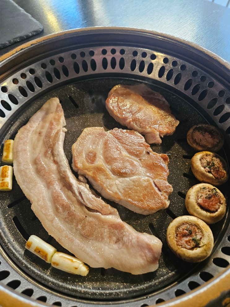  [서울/양재천/찐맛집] 직접 구워주는 우아한 고기 데이트, 프리미엄 한돈 '무초'에서의 완벽한 저녁