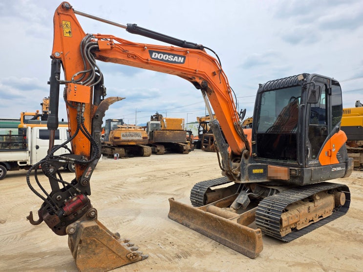  두산 DX55MT-5K 2020년식 트랙신품 회전링크 코끼리집게 02 중고굴삭기