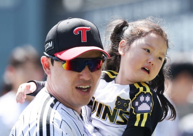 엘린이들 심장 쥐어짜는 2-1 <b>승리</b>…<b>두산</b> 울리고 <b>LG</b> 폭발
