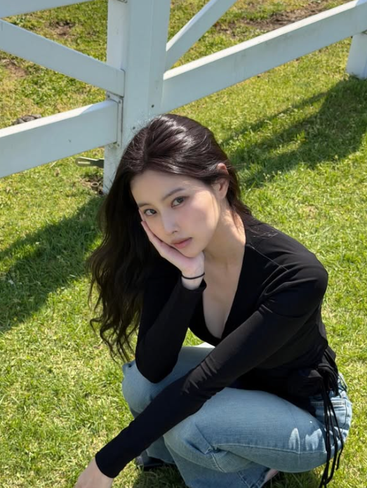 "청순함은 잊어라" 강혜원 역대급 노출 의상에 난리 난 팬들 반응