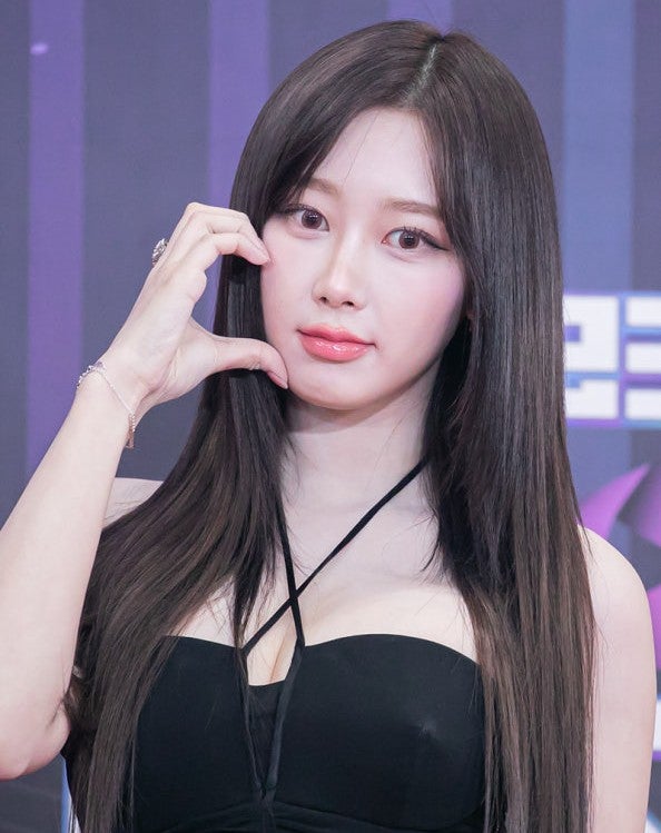 The Moment aespa Giselle's Camera Shutter Stops, Giselle's True Aura and Visuals Finally Emerge