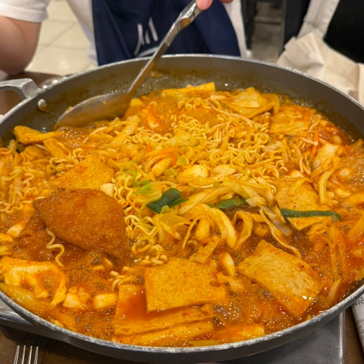  아이러브신당동 떡볶이 마복림 앞집 그집입니다.