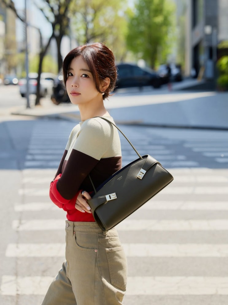  40대 명품 브랜드 추천! 기은세 우아한 사복패션, 페라가모백으로 완성!