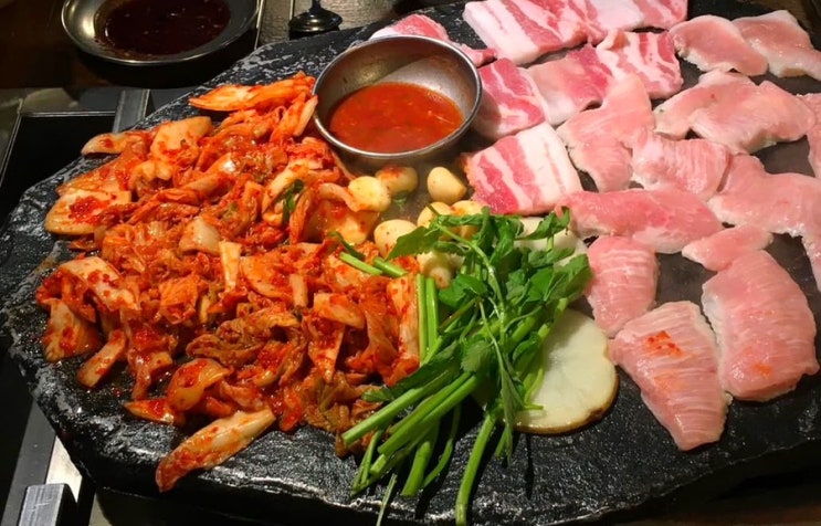  신사맛집 ㅣ 돌판 삼겹살 + 돌판 짜파게티까지! 석암생소금구이 신사점
